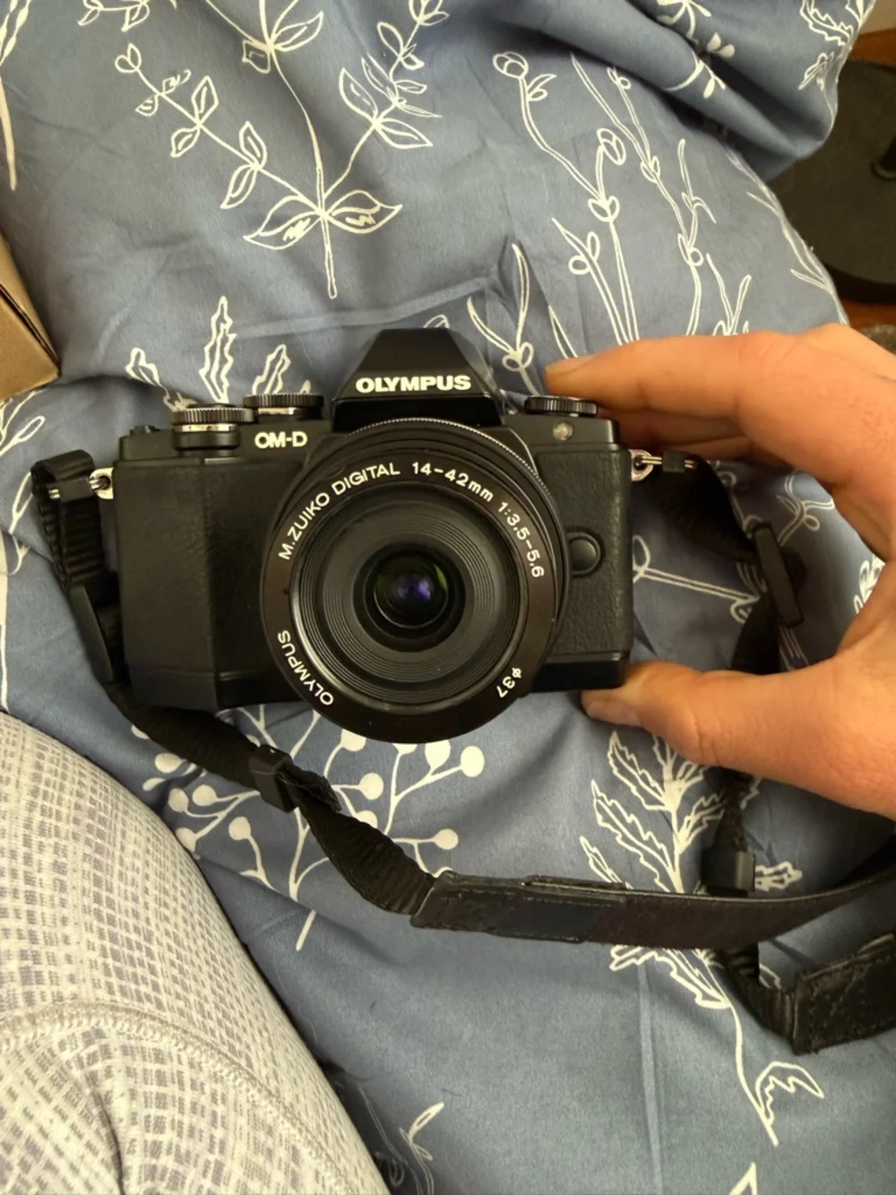 Olympus OM-D E-M10 Mirrorless Digital Camera with 14-42mm F3.5-5.6 Lens